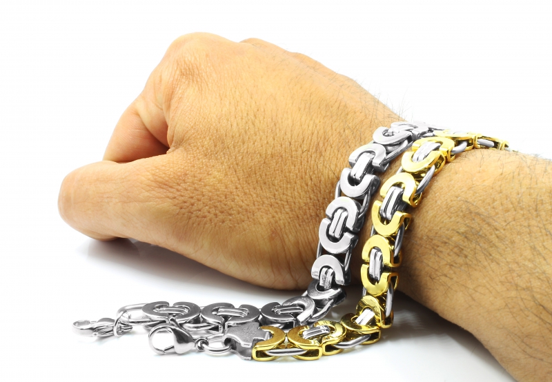vitrine-LE PRADET-min_hand-white-chain-isolated-steel-gift-1069880-pxhere.com