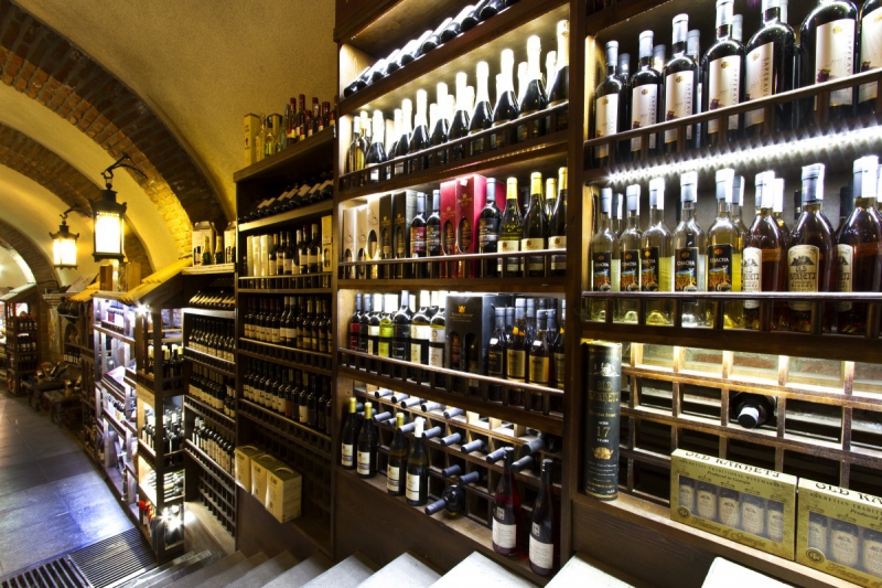 vitrine-LE PRADET-min_world_street_travel_shop_canon_georgia_wine_bottles-429767